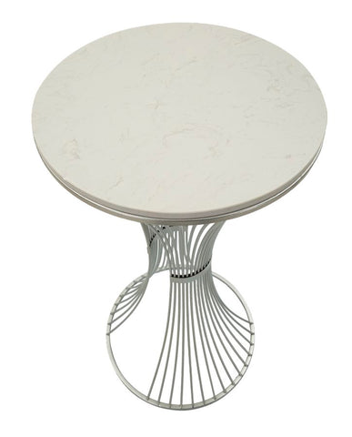 Mesa de metal plateado con tablero de mármol