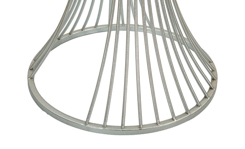Mesa de metal plateado con tablero de mármol