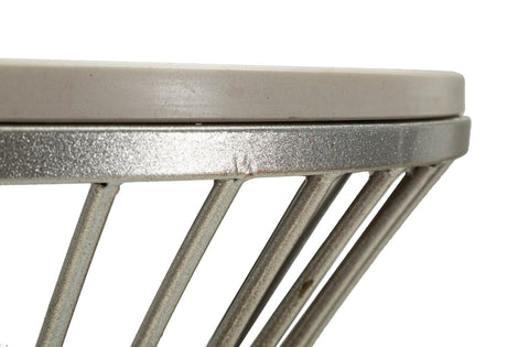 Mesa de metal plateado con tablero de mármol