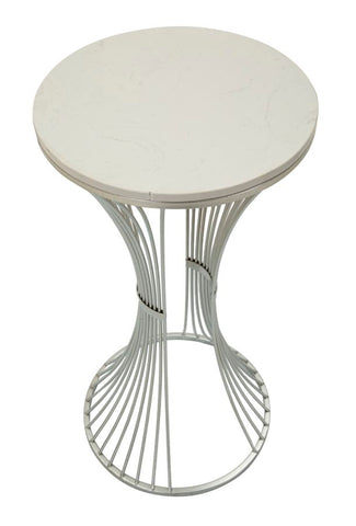 Mesa de metal plateado con tablero de mármol