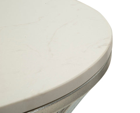 Mesa de metal plateado con tablero de mármol