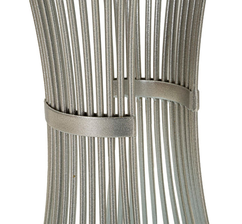 Mesa de metal plateado con tablero de mármol