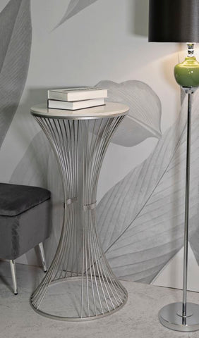 Mesa de metal plateado con tablero de mármol