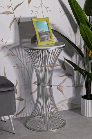 Mesa de metal plateado con tablero de mármol