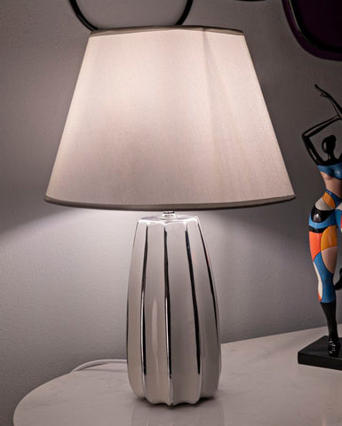 Lámpara de mesa Emmi de cerámica blanca y pantalla de tela plateada