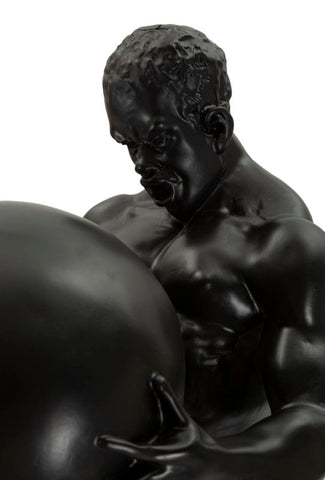 Statue homme athlétique portant un ballon finition noire
