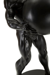 Statue homme athlétique portant un ballon finition noire