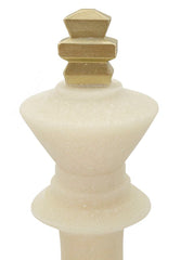 Statuette Roi d'échecs Tons Clairs Détails Dorés