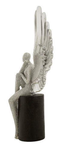 Estatuilla plateada con alas extendidas