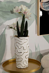 Vase en céramique blanche avec lignes dorées