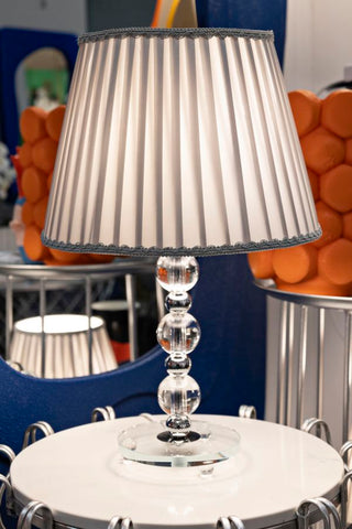 Lámpara de mesa Tolly de metal plateado y cristal con pantalla de tela gris