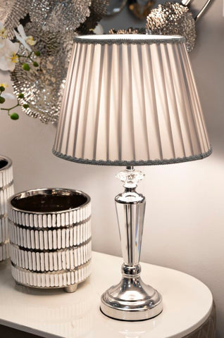 Lámpara de mesa de metal plateado con pantalla de tela gris