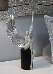 Statuette argentée avec ailes déployées