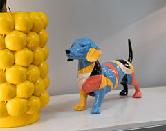Sculpture chien teckel animée couleurs vives