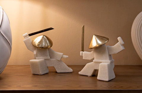 Statue de samouraï en résine beige détails dorés