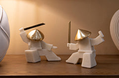 Statue de samouraï en résine beige détails dorés