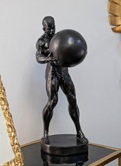 Statue homme athlétique portant un ballon finition noire