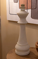 Statuette Roi d'échecs Tons Clairs Détails Dorés