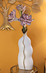 Vase sinueux détail doré