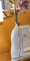 Vase sinueux orné de détails dorés