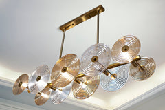 Suspension en métal doré avec abat-jours en verre ronds décorés de cercles concentriques