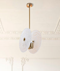 Lampe de plafond métal doré abat-jours en verre décorés reliefs