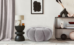 Pouf Basha design fleur en tissu bouclette gris