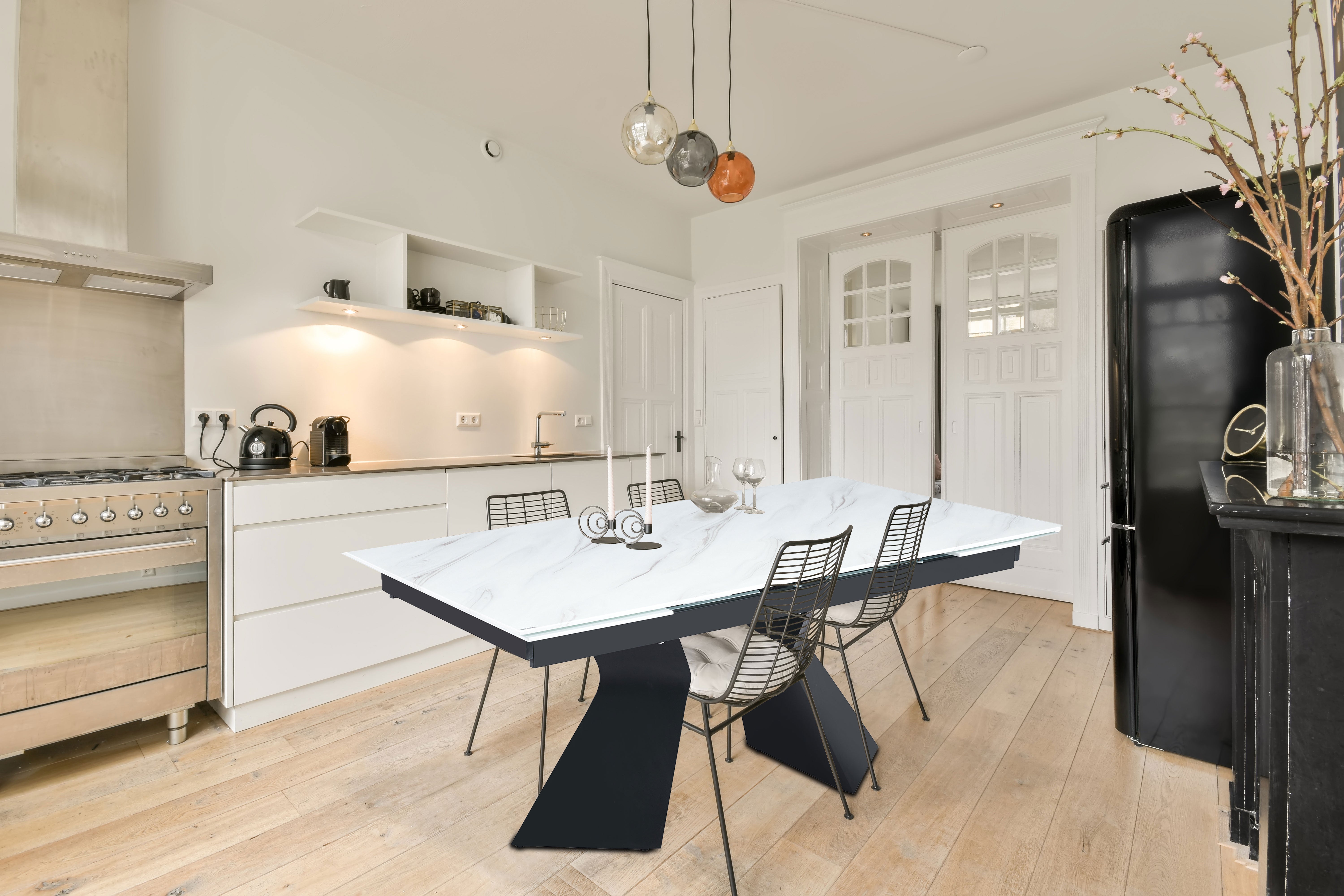 Table à manger extensible Icaria en Verre effet marbre blanc et pieds Métal Noir