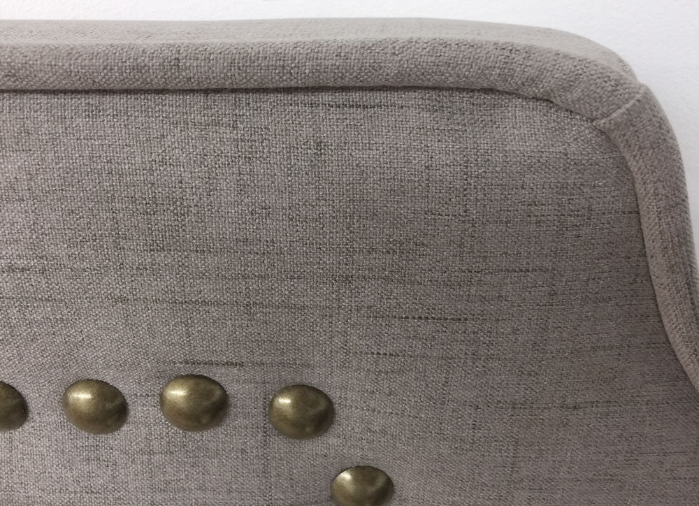 Tête de lit Milana 140cm Tissu Taupe avec clous de tapissier