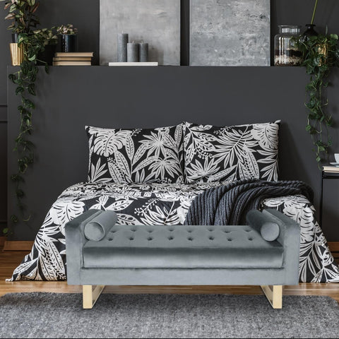 Banquette en velours argent avec coussins cylindriques