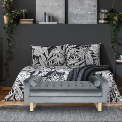 Banquette en velours argent avec coussins cylindriques