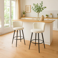 Lot de 2 chaises de bar Colnan au dossier incurvé en tissu bouclette crème