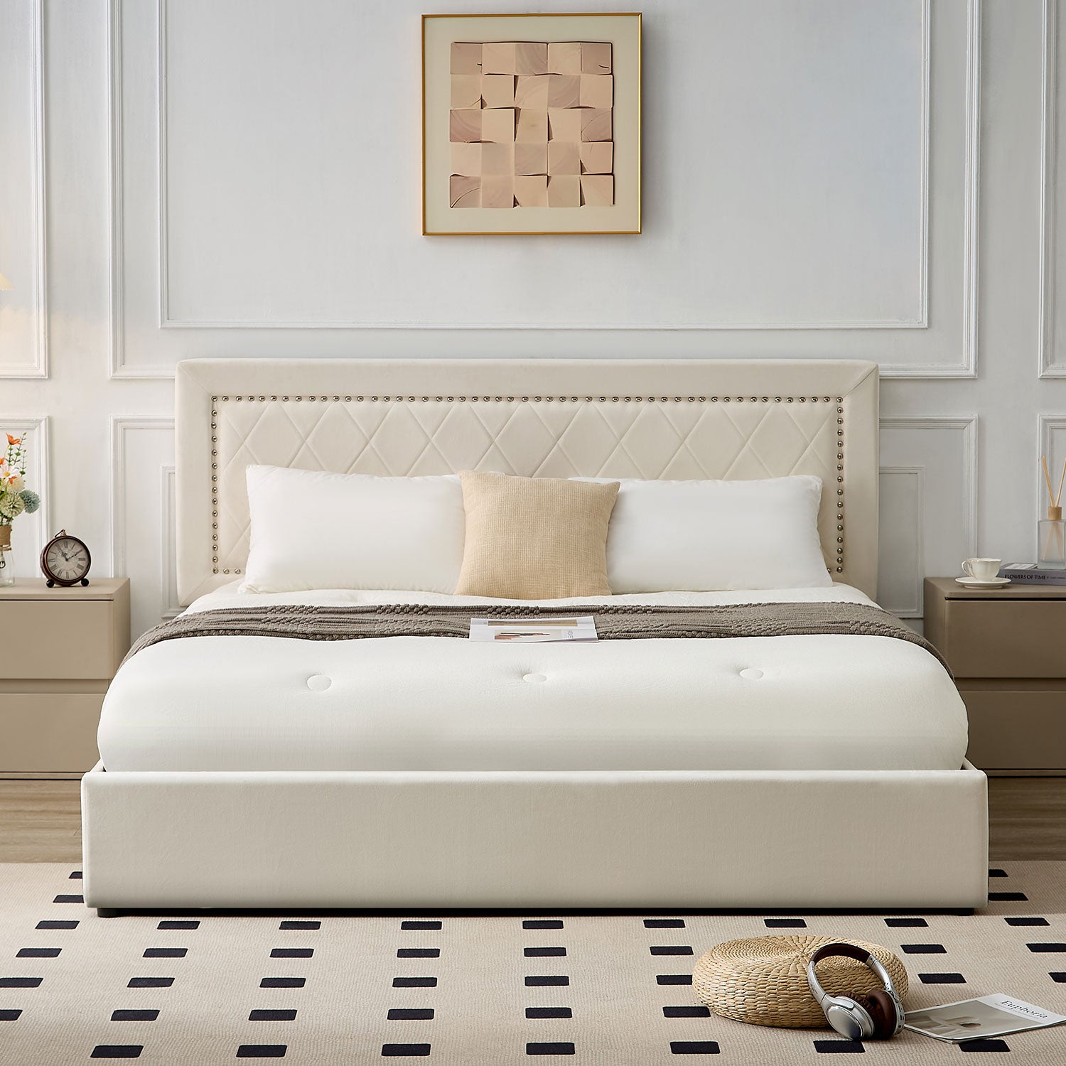 Lit coffre Sandiego avec sommier relevable 180x200cm et tête de lit cloutée Velours Beige clair