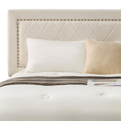 Lit coffre Sandiego avec sommier relevable 180x200cm et tête de lit cloutée Velours Beige clair