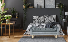 Banquette en velours argent avec coussins cylindriques
