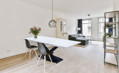 Table extensible moderne Valorane Céramique effet marbre blanc pieds Noir